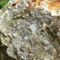 小さな水晶の結晶が付いた岩